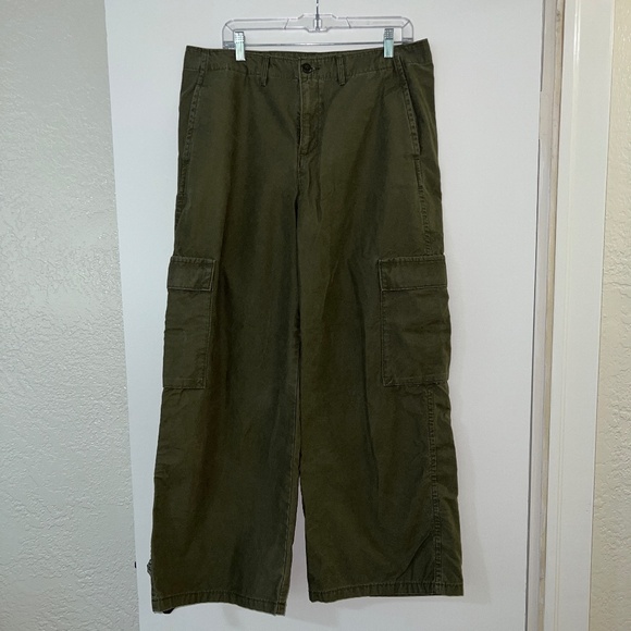 Levi's Women's Baggy Cargo Pants in Olive Night Size 31W x 30L - Picture 4 of 8